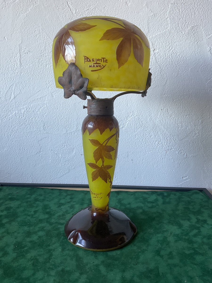 Delatte à Nancy lampe art nouveau décor végétal gravé à l’acide monture fer forgé feuilles 