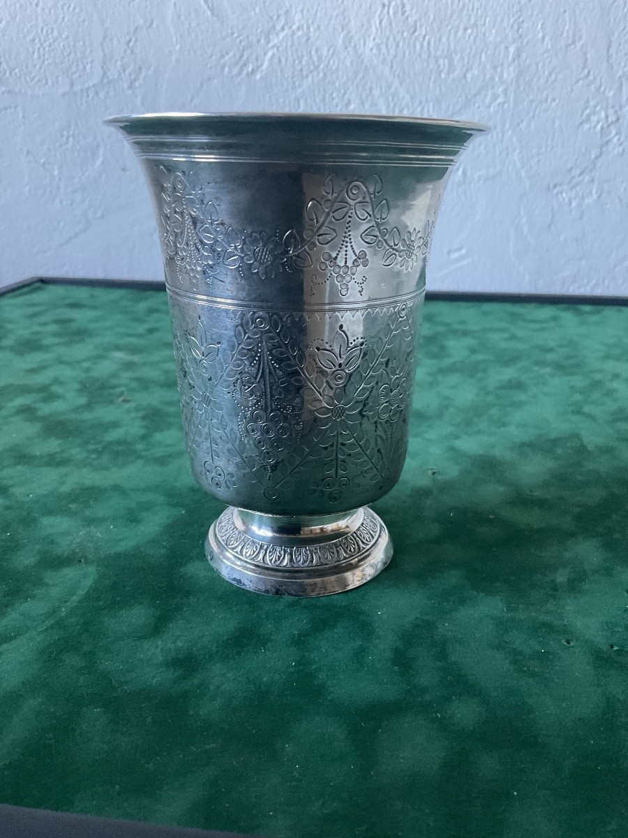 Timbale piédouche en argent décor de fleurs et feuillages 