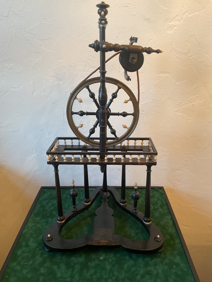 Rouet du XVIIIÉME en poirier noirci et ivoire la roue en bronze doré 