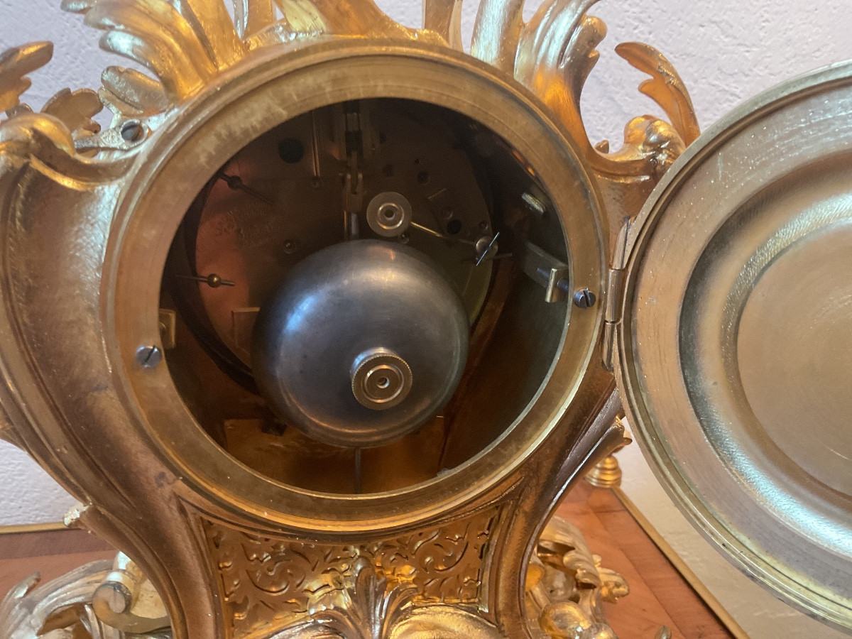 Pendule Louis XV en bronze doré de Lemerle Charpentier bronzier-photo-1