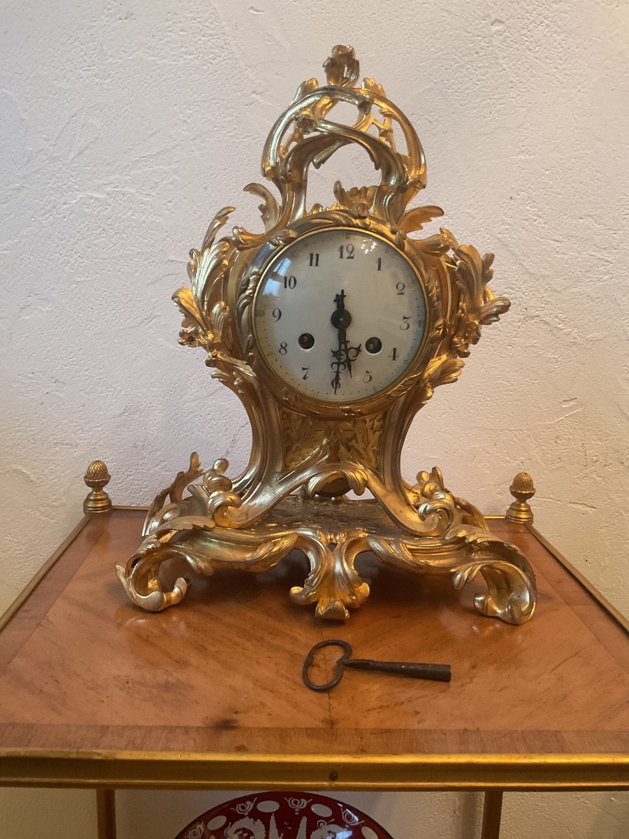 Pendule Louis XV en bronze doré de Lemerle Charpentier bronzier