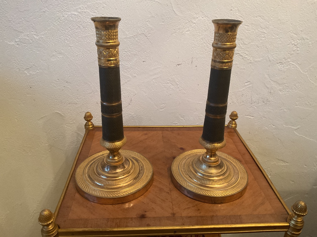 Paire de bougeoirs époque empire en bronze doré et patiner haut 27 cm