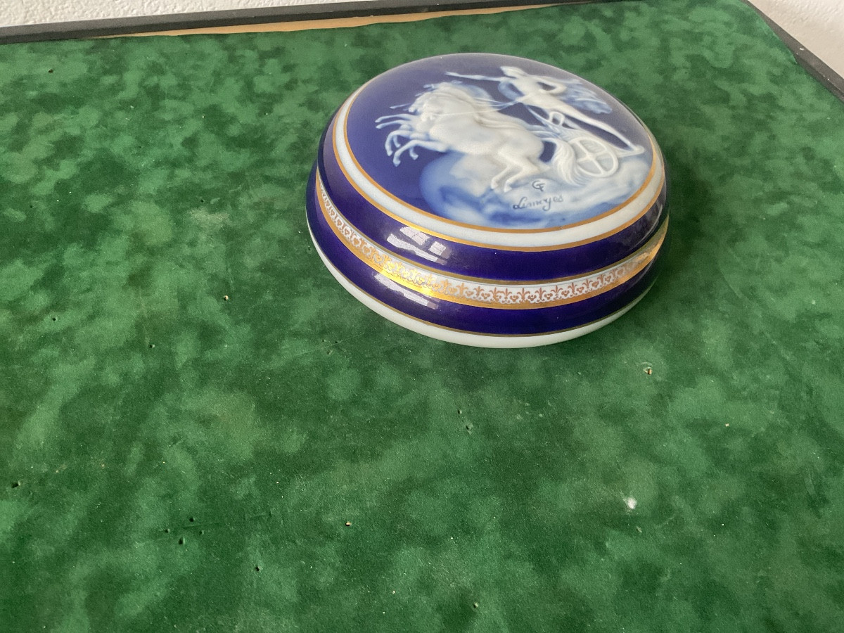 Boîte , bonbonnière en porcelaine de THARAUD à Limoges -photo-2
