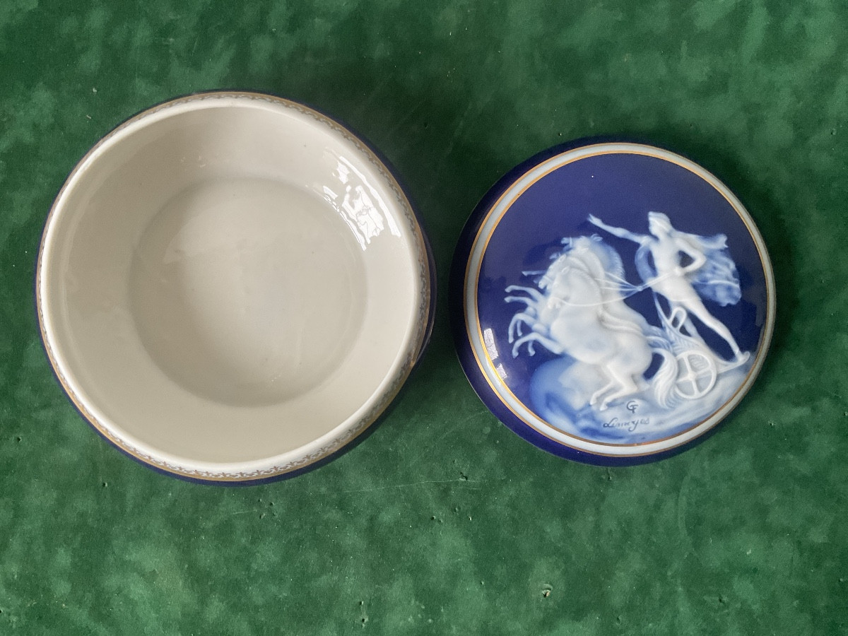 Boîte , bonbonnière en porcelaine de THARAUD à Limoges -photo-3