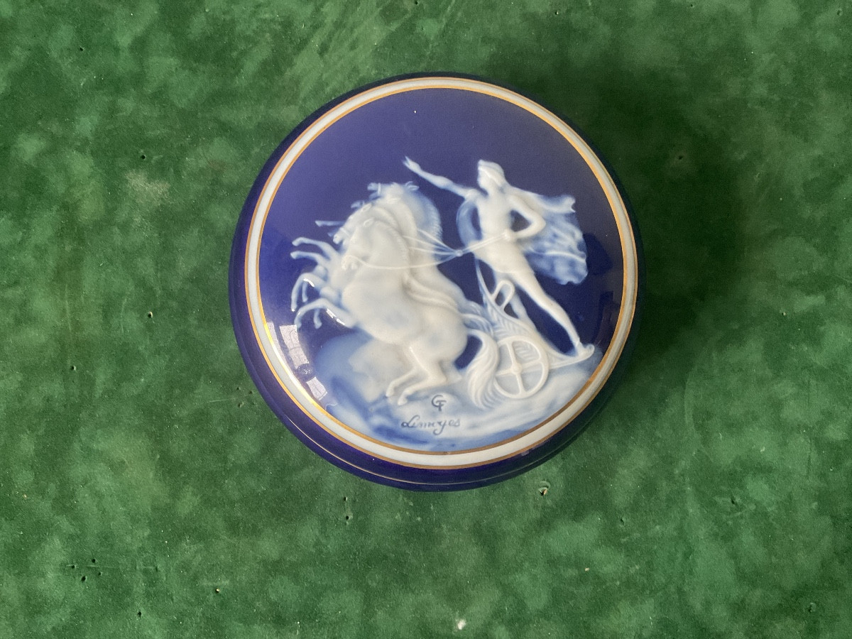 Boîte , bonbonnière en porcelaine de THARAUD à Limoges 