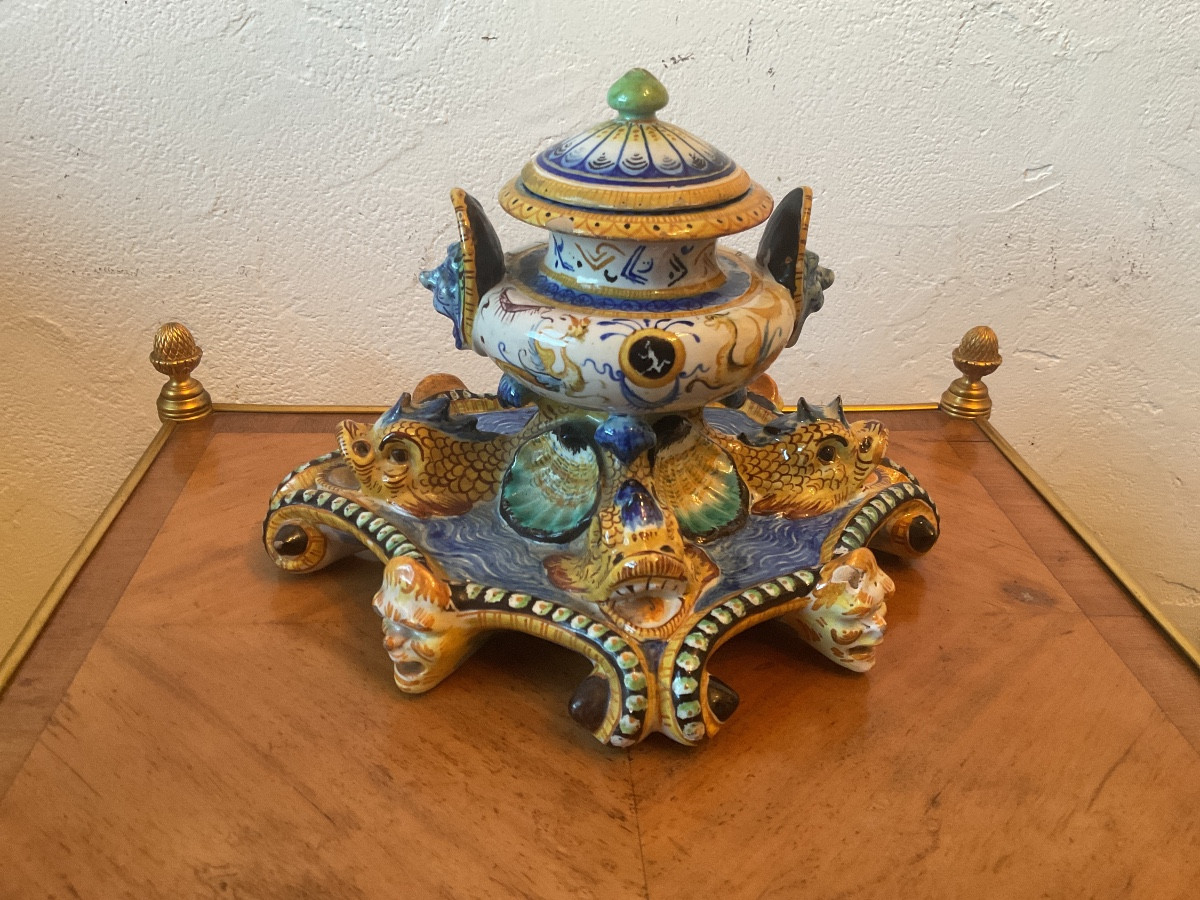 Centre de table, pot à épices, encrier en faïence style renaissance 