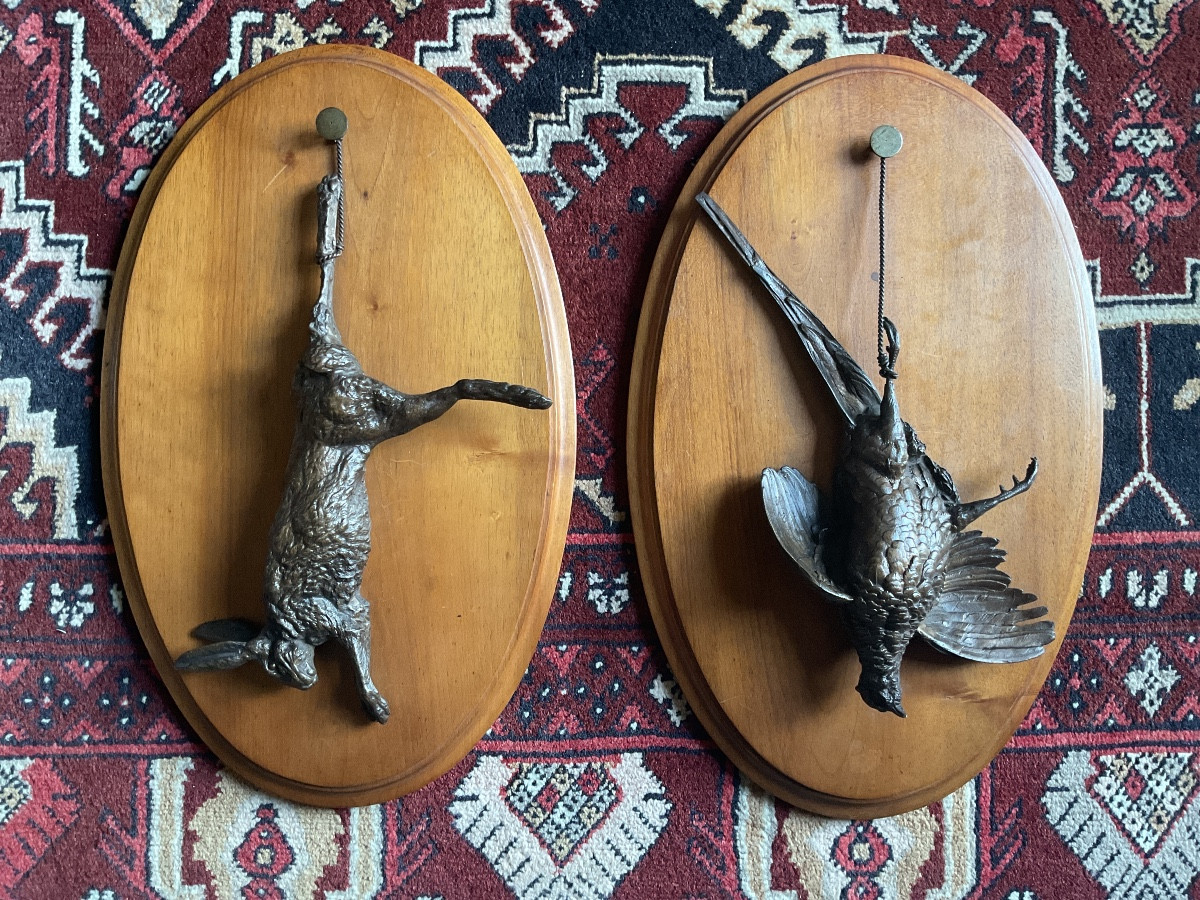 Paire de trophées de chasse en bronze patiner lièvre et faisant 