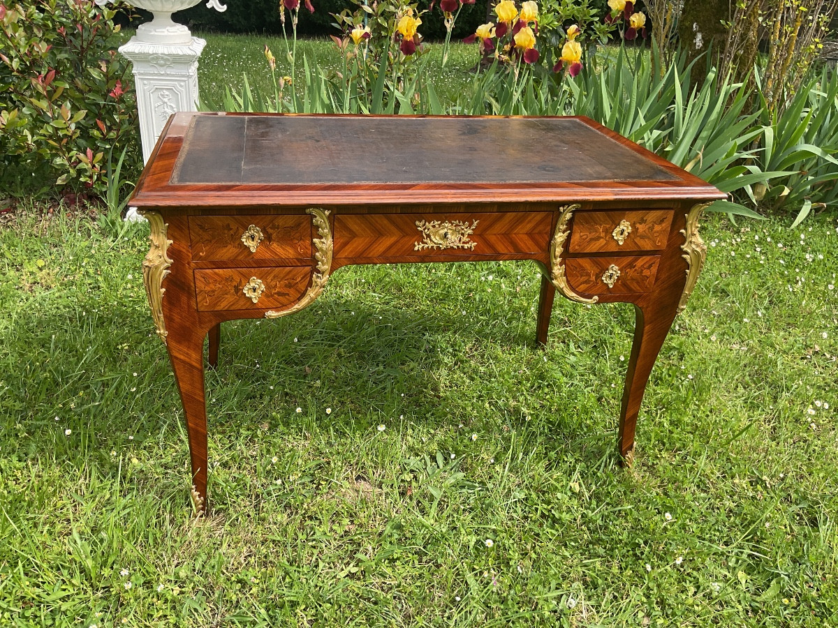 Bureau Louis XV marqueterie de fleurs toute faces ouvrant par cinq tiroirs 