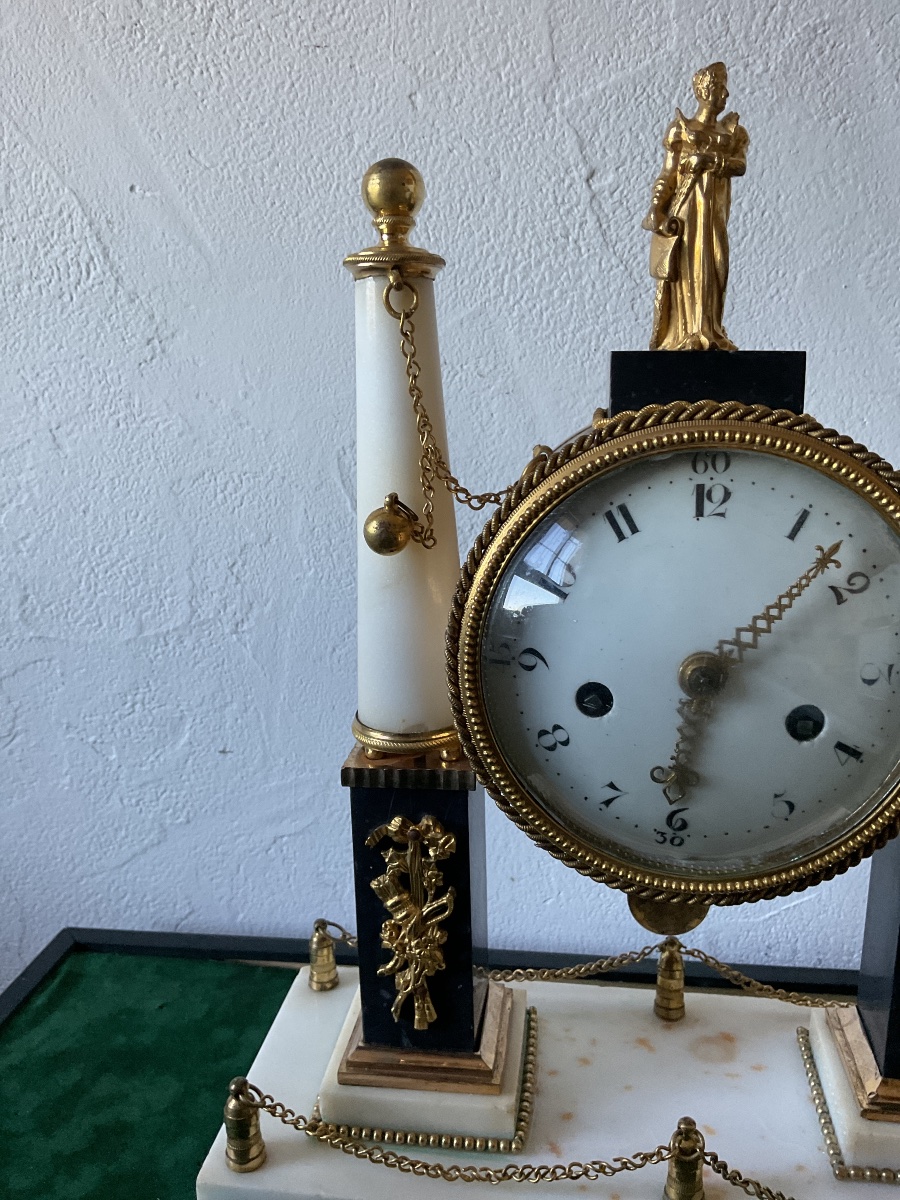 Louis XVI-era Marble And Gilded Bronze Clock -photo-2