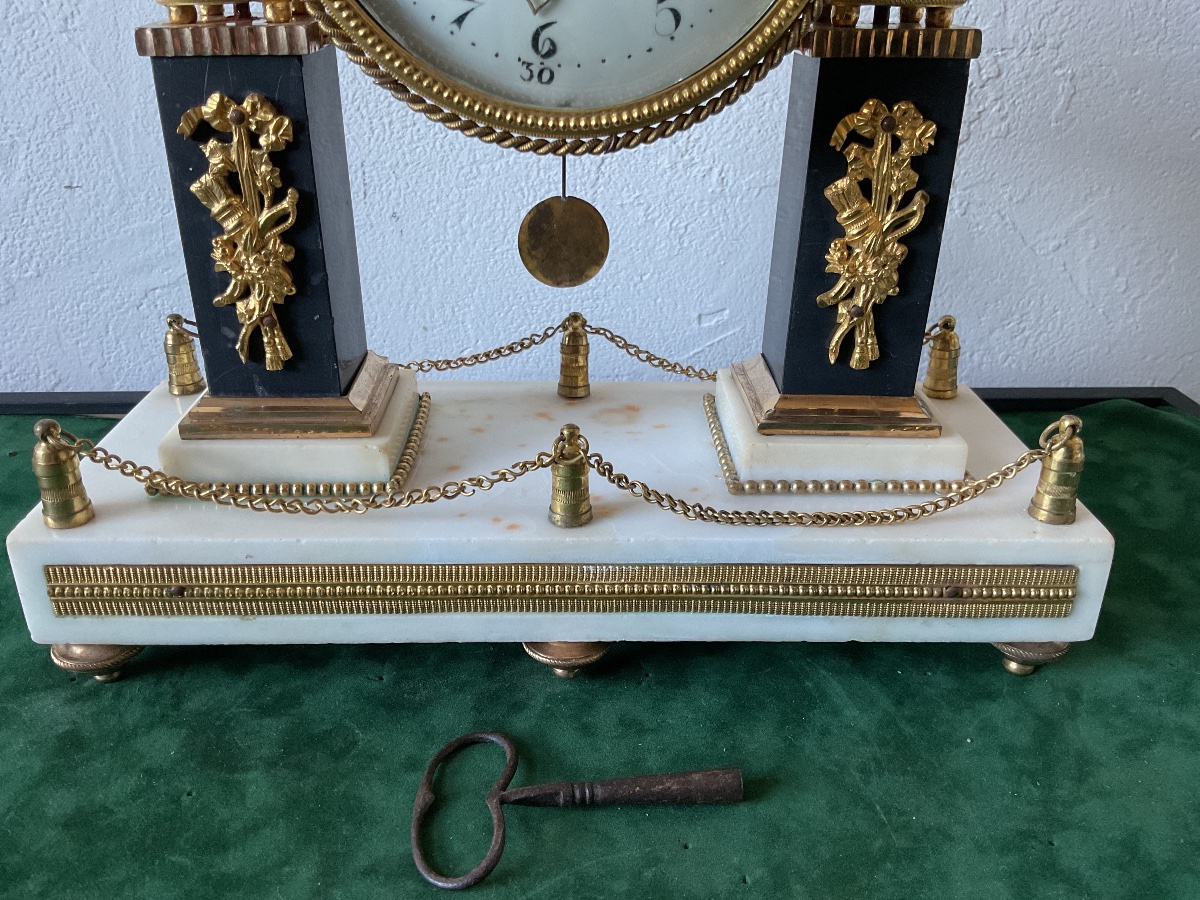 Louis XVI-era Marble And Gilded Bronze Clock -photo-3