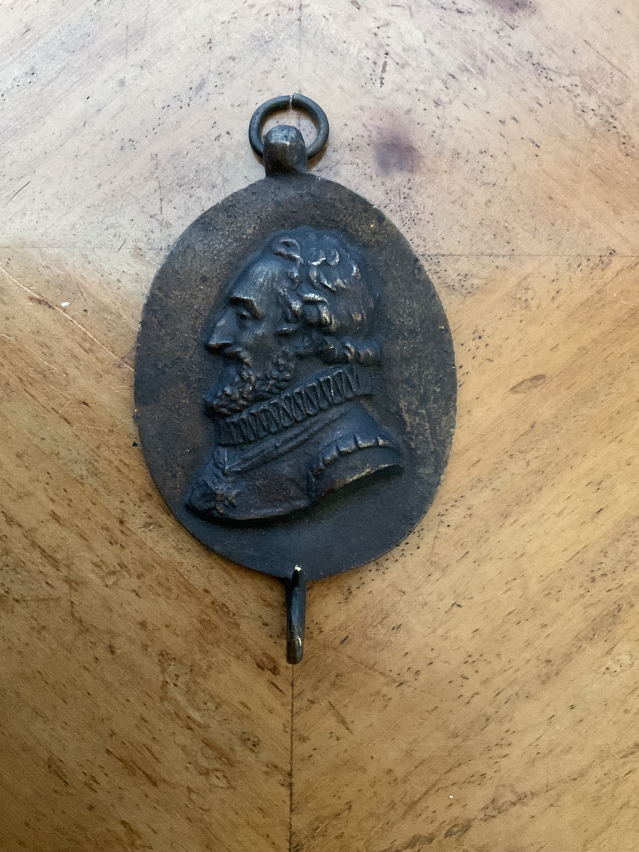 Crochet pour miniature, clef ou autre au profil d’Henry IV en bronze patiner 