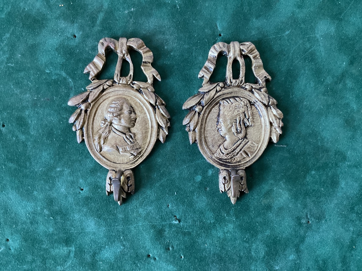 Paire de crochets pour miniature ou autre à l’effigie de Louis XVI et Marie Antoinette