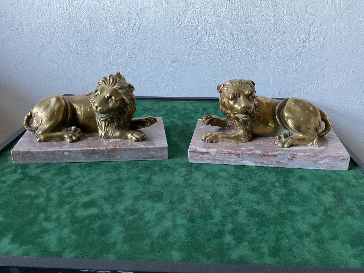 Paire de lions en bronze doré socle marbre 