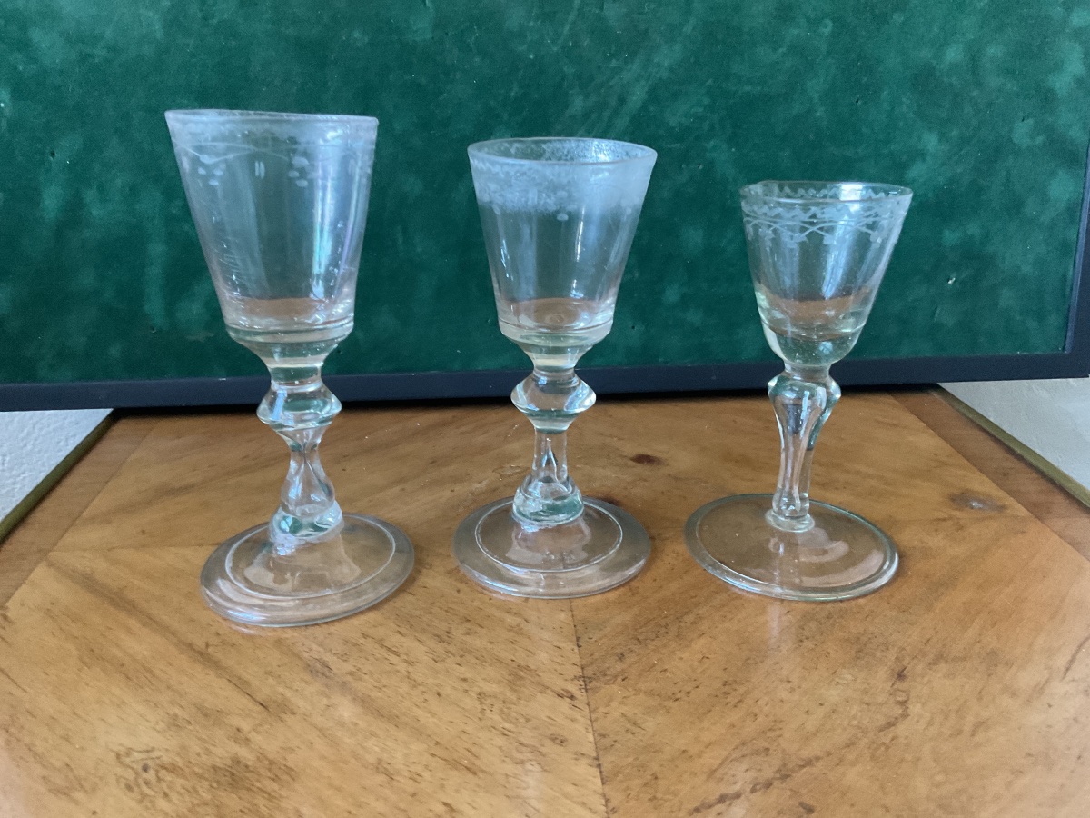 Verre XVIIIÉME en verre soufflé et gravé 