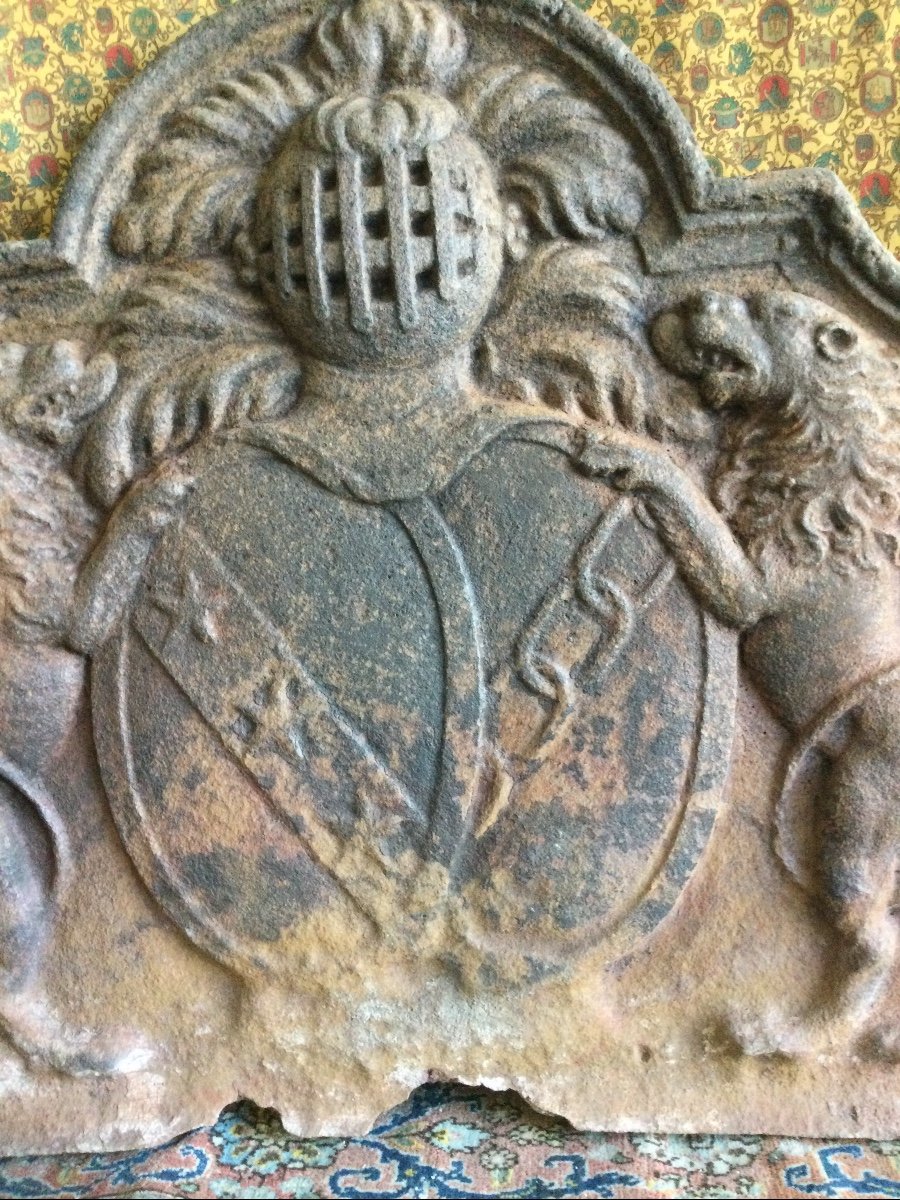 Plaque De Cheminée époque XVIIÉme Aux Armoiries D’alliance Surmontée D’un Heaume -photo-2