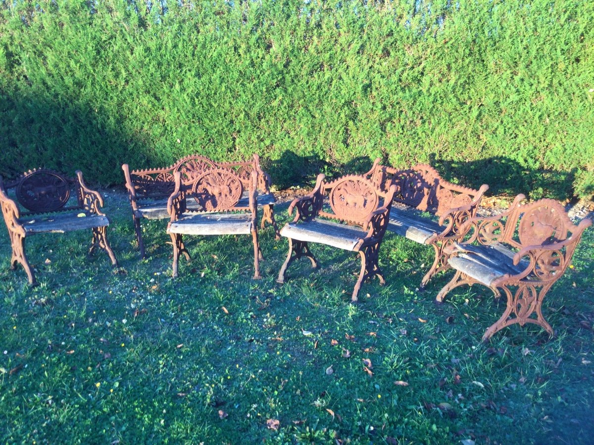 Salon De Jardin , Parc Comprenant 2 Bancs Et 4 Fauteuils Décor Cynégétique En Fonte De Fer 