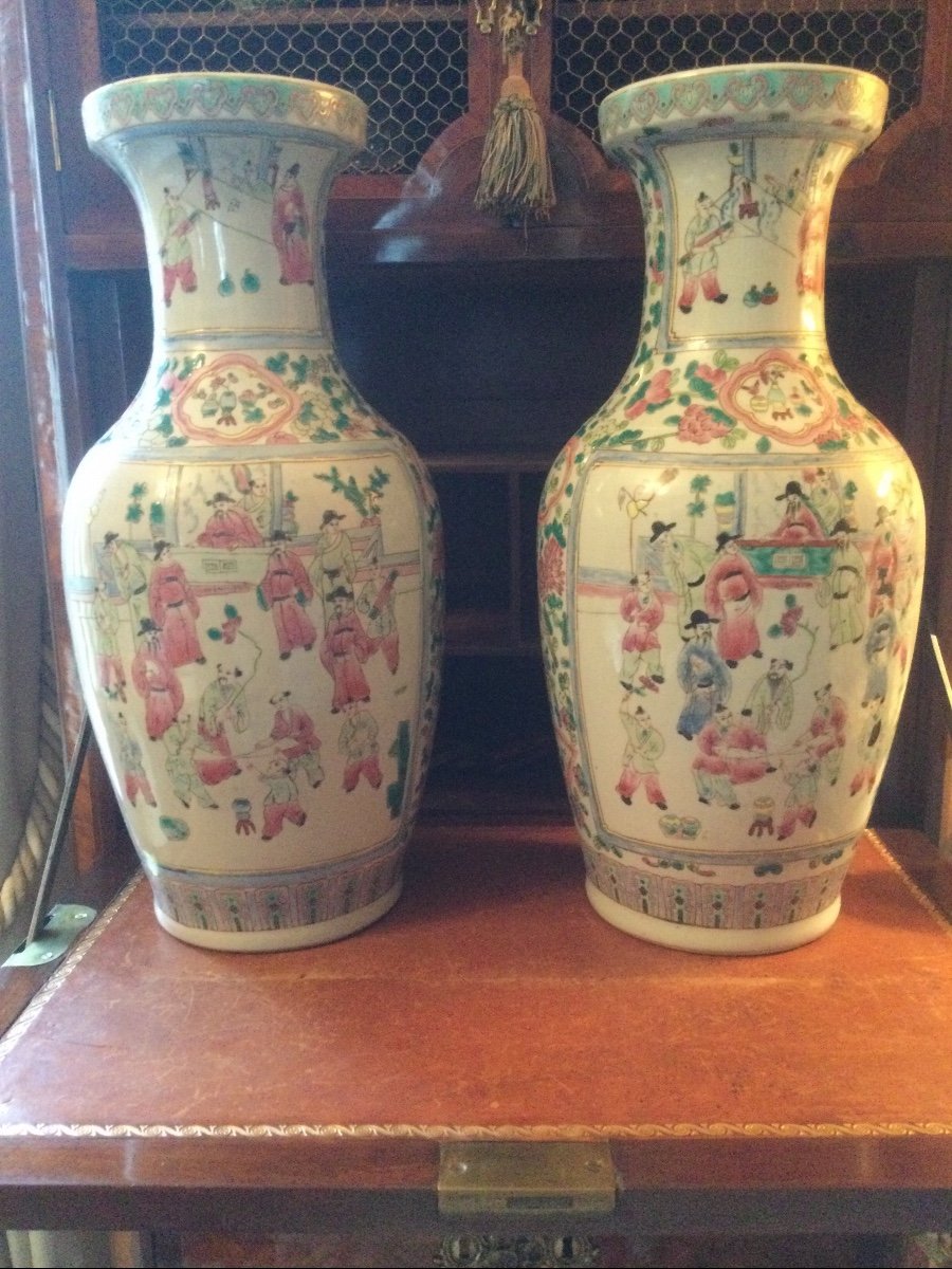 Paire De Grand Vases Chine En Porcelaines Décors De Personnages Et Fleurs Hauteur 47 Cm
