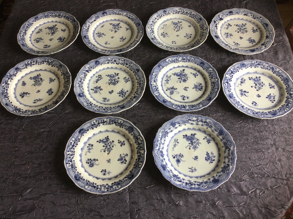 10 Assiettes En Porcelaine De Chine Décor  Blanc Bleu De Fleurs 