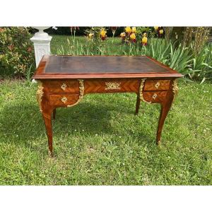 Bureau Louis XV marqueterie de fleurs toute faces ouvrant par cinq tiroirs