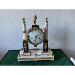 Pendule en marbre et bronze doré époque Louis XVI