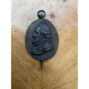 Crochet pour miniature, clef ou autre au profil d’Henry IV en bronze patiner