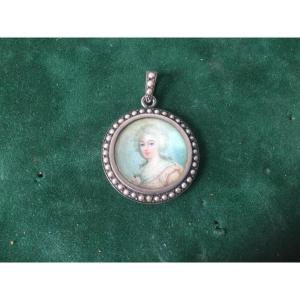 Pendentif En Argent  Orné D’une Miniature Entourée De Perles époque XIXÉme 