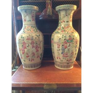 Paire De Grand Vases Chine En Porcelaines Décors De Personnages Et Fleurs Hauteur 47 Cm