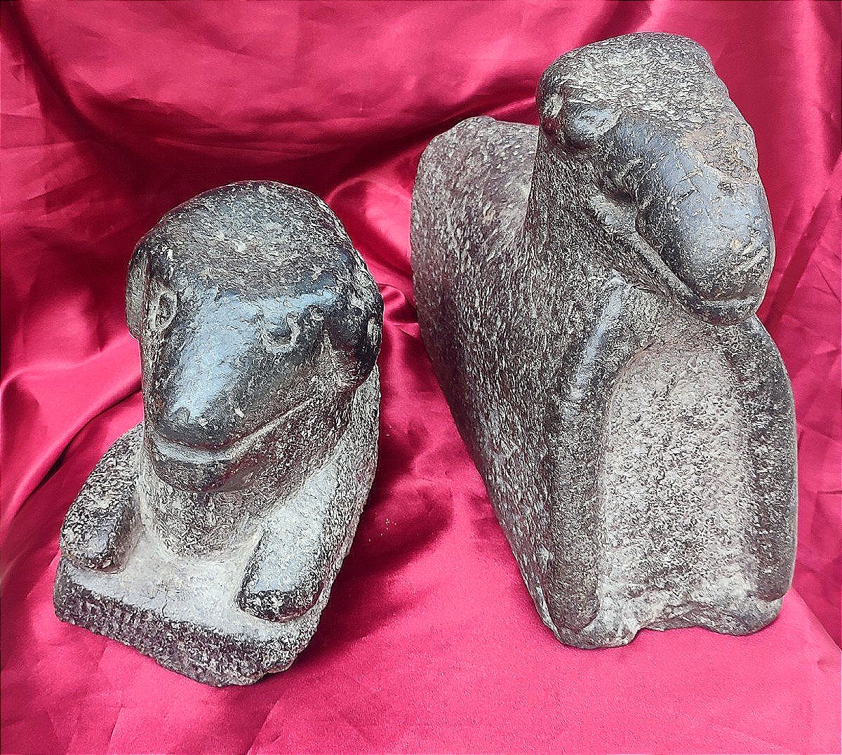 Paire De Chenets De Cheminée Inédite Sculptée Dans La Pierre Noire.