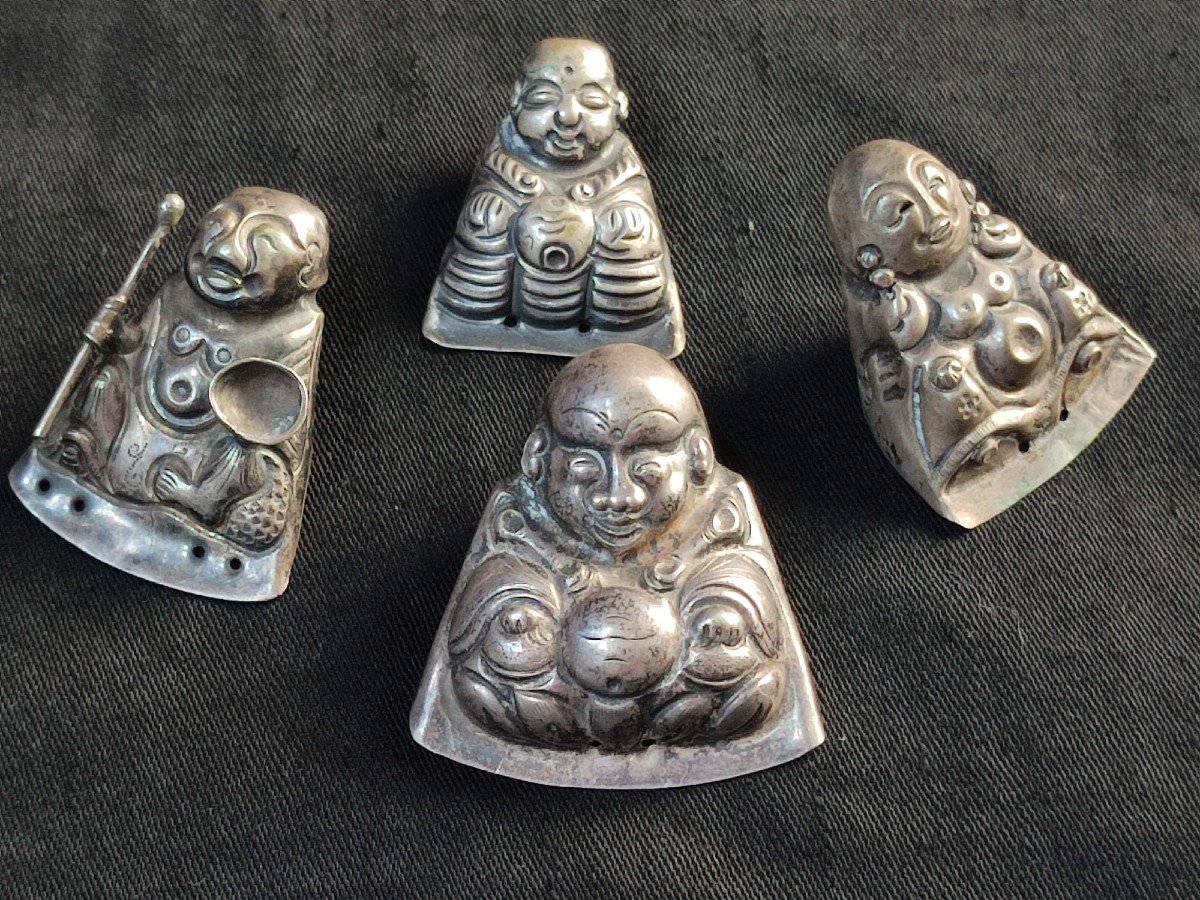 Cuillères porte-bonheur pour l’opium, amulettes en argent , représentant Bouddha. Tibet sec. XIX 