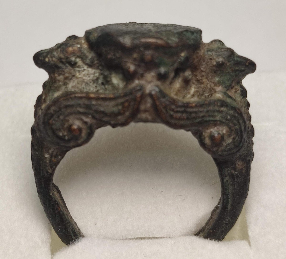 Bronze Templar Ring With Two Winged Dragons Defending The Cross.-photo-4
