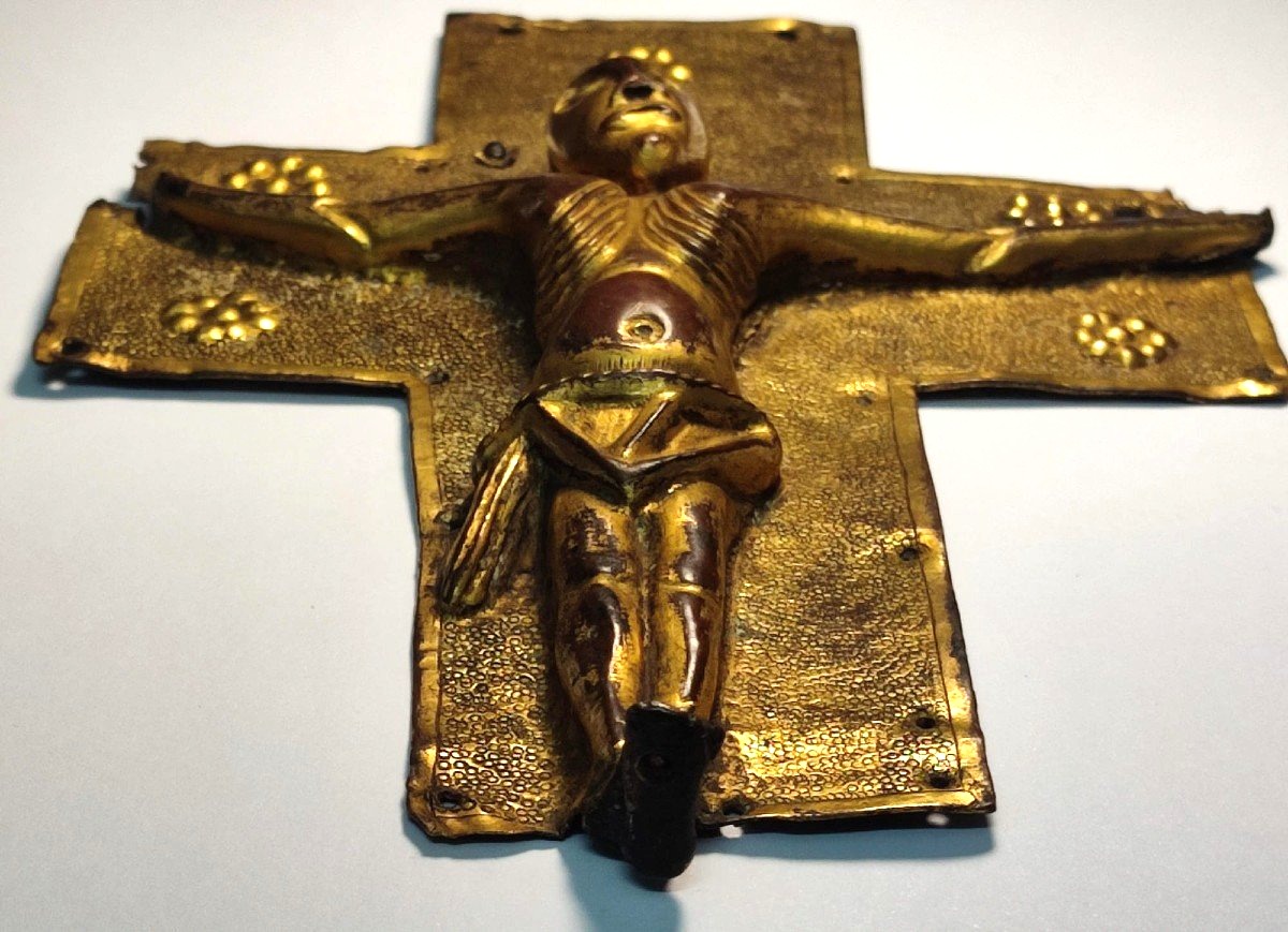 Incroyable crucifix longobard en relief et doré.  -photo-1