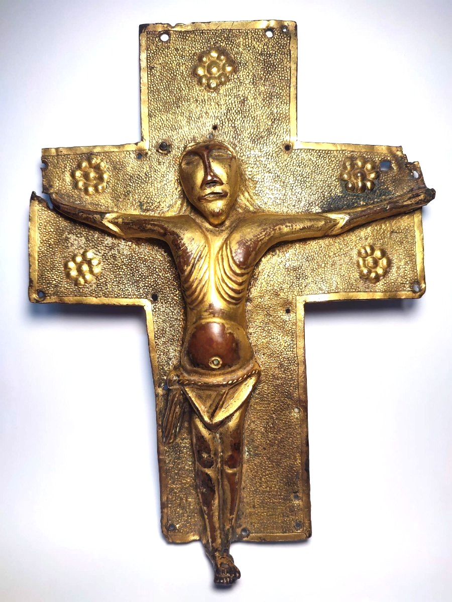 Incroyable crucifix longobard en relief et doré.  