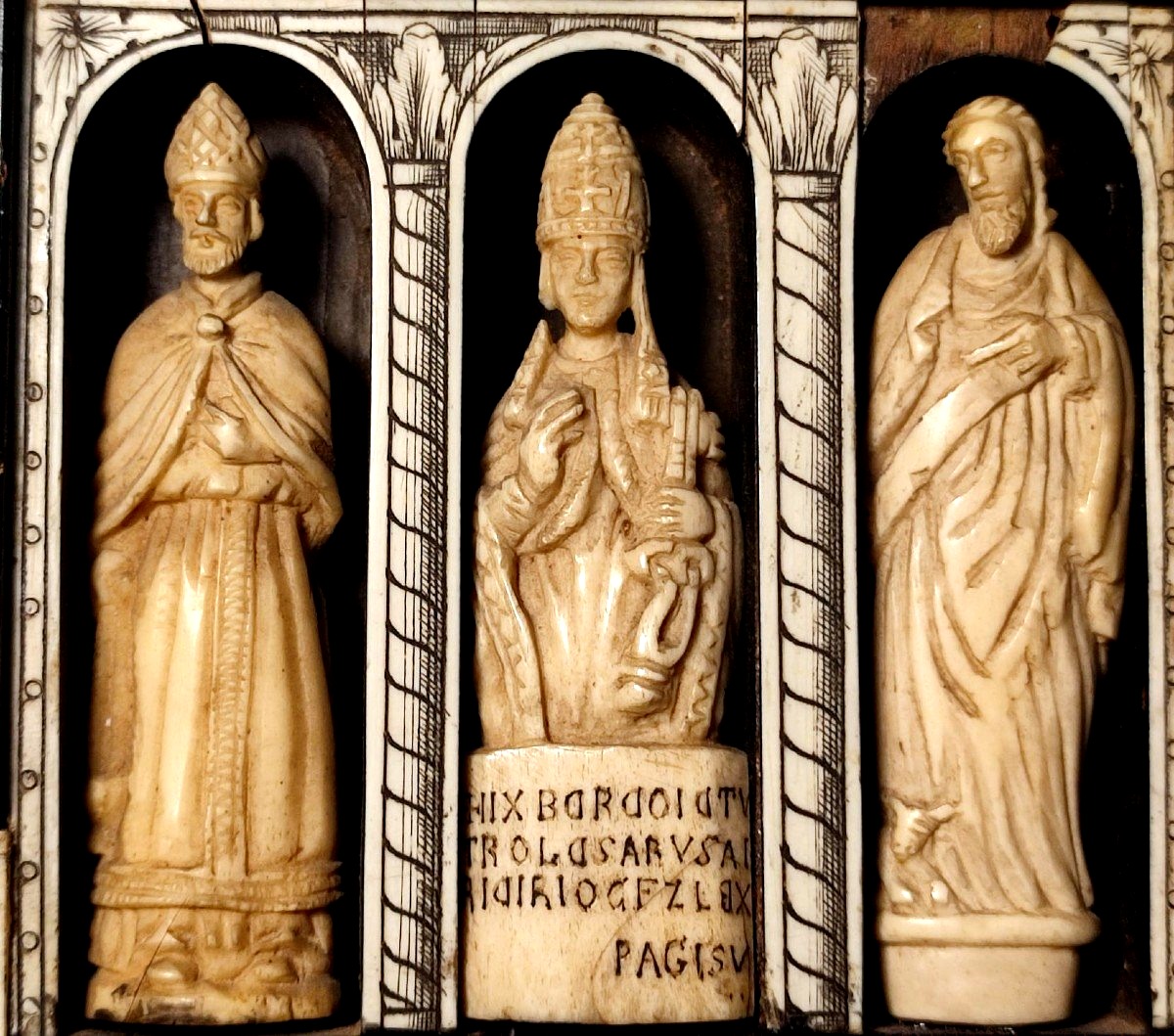   Autel siennois représentant la descente entre le pape Alexandre VI (Borgia) et le pape Pie III (Piccolomini) le 22 septembre 1503.-photo-4