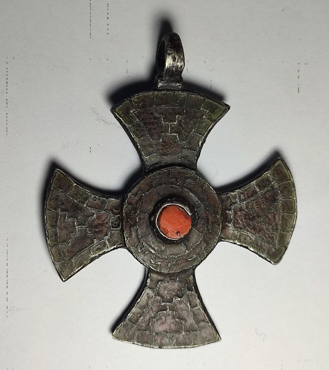   Croix Templière Avec Armoiries 'Hache' En Argent Et Émaux Cloisonnèe. -photo-1