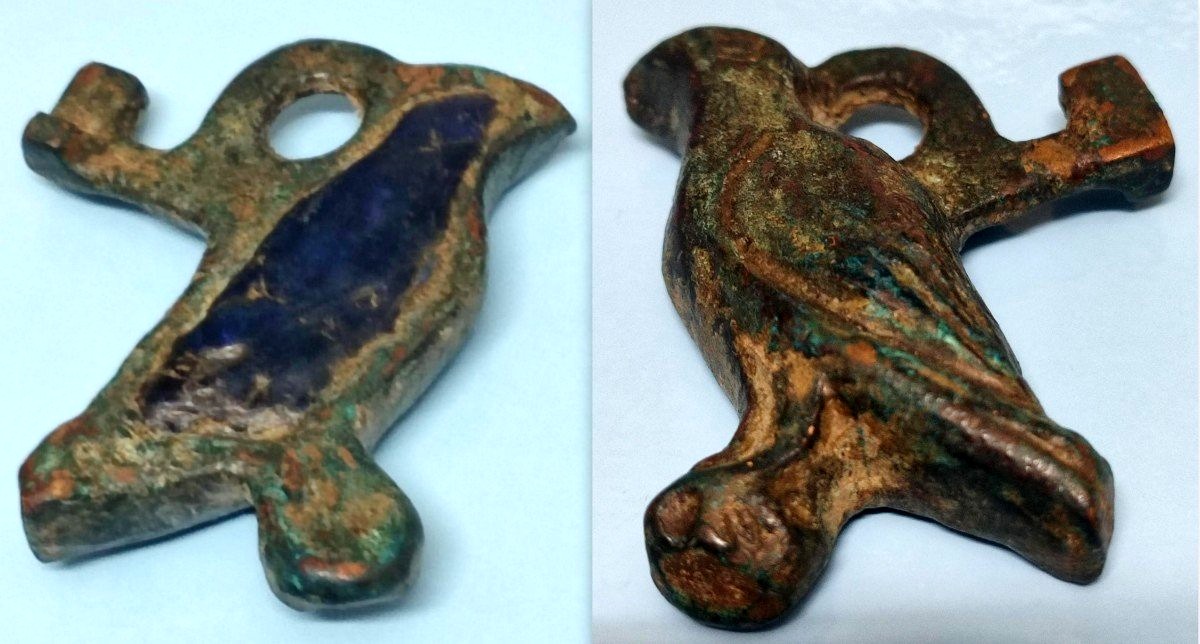Amulette-pendentif,  clè de coffre représentant L’œil d’horus en Pâte De Verre Et Un Faucon émaillé