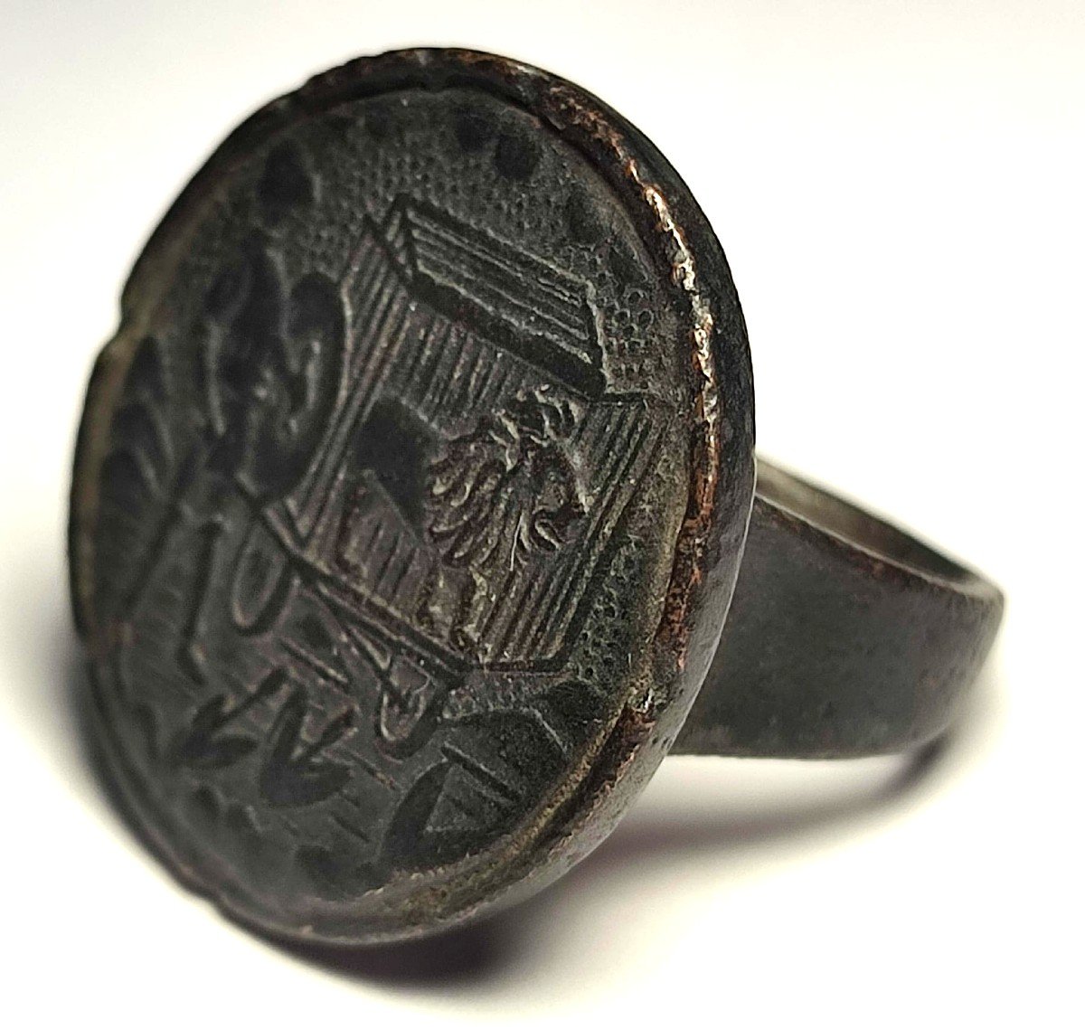  Bague templière en bronze représentant un chevalier invitant un lion au combat.-photo-2