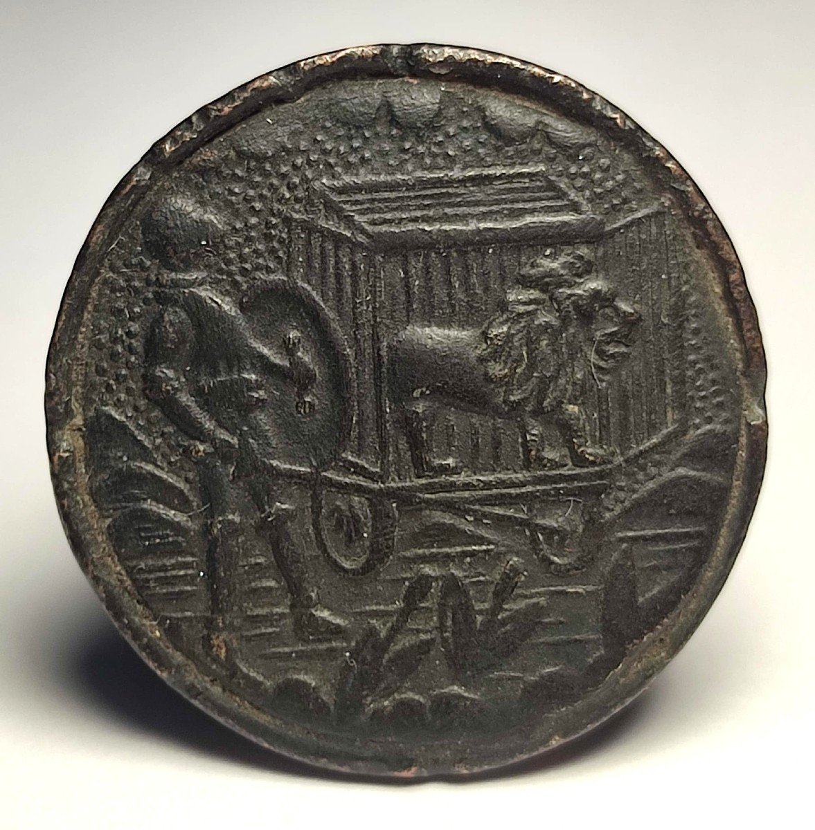  Bague templière en bronze représentant un chevalier invitant un lion au combat.-photo-3