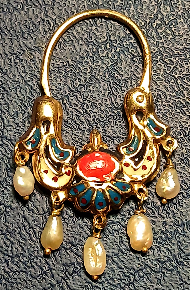 « Les paniers de l'abondance ». Boucles d'oreilles en or émaillé de Sicile, XIXe siècle. -photo-3