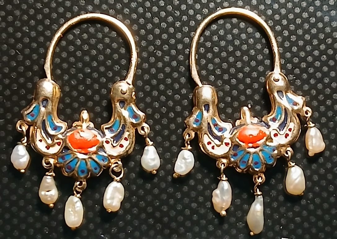 « Les paniers de l'abondance ». Boucles d'oreilles en or émaillé de Sicile, XIXe siècle. 