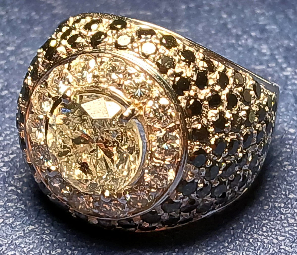  Bague en or 750, avec brillant de 3,06 kt (défauts) et brillants noirs et blancs de 2,50 kt-photo-2
