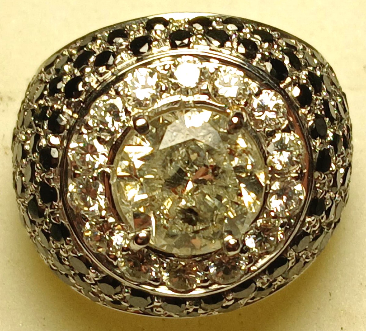  Bague en or 750, avec brillant de 3,06 kt (défauts) et brillants noirs et blancs de 2,50 kt-photo-3