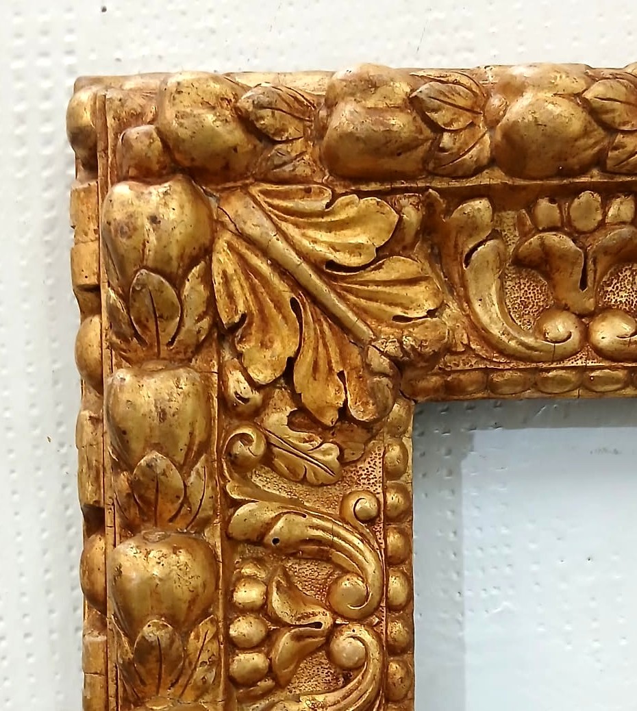 Cadre italien doré et sculpté avec poires, cornes d'abondance et feuilles d'acanthe - XVI sec.-photo-3