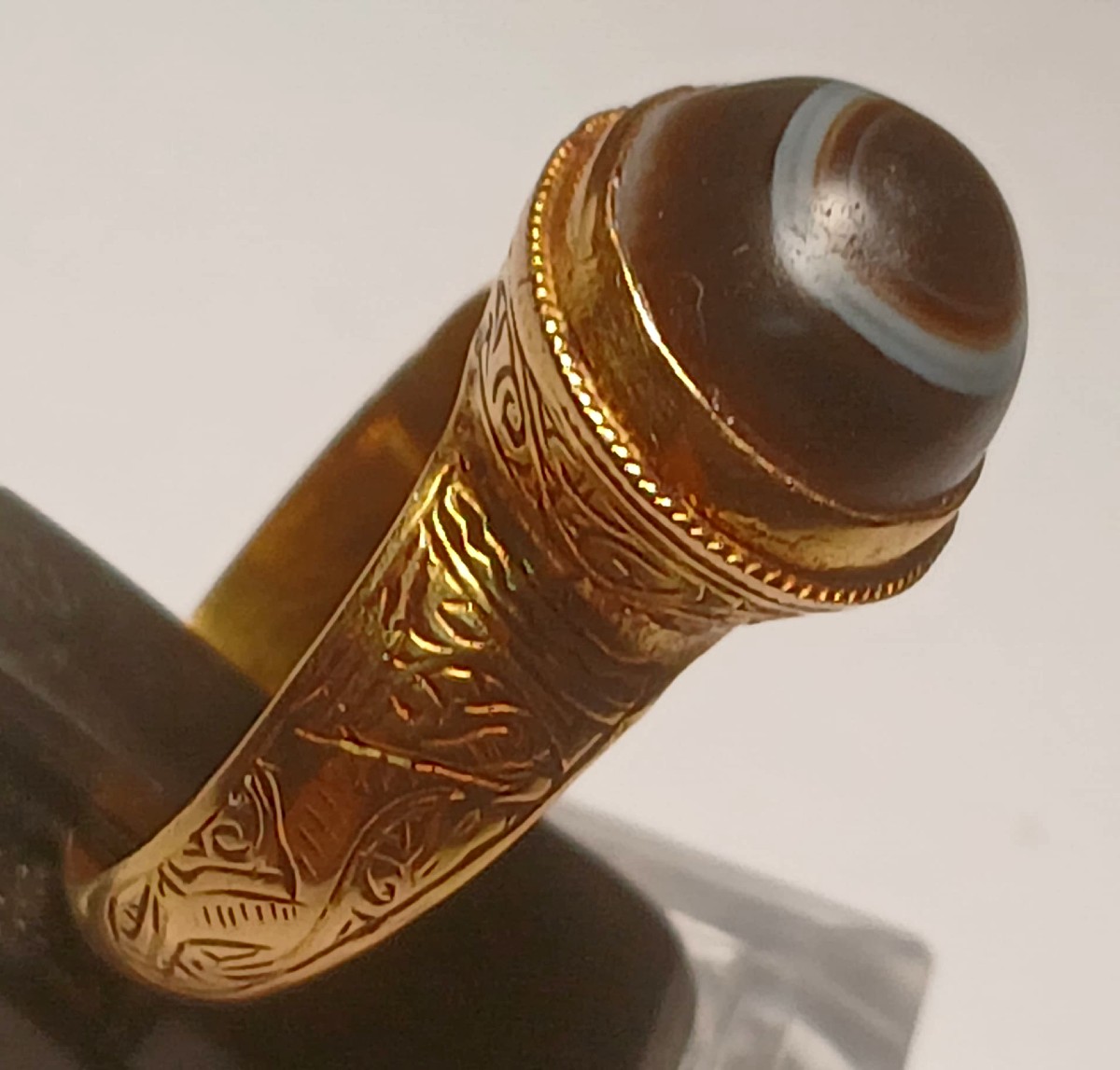 « Le Troisième Œil » : bague ésotérique arabo-normande en or et agate de l'époque frédérique.  -photo-2
