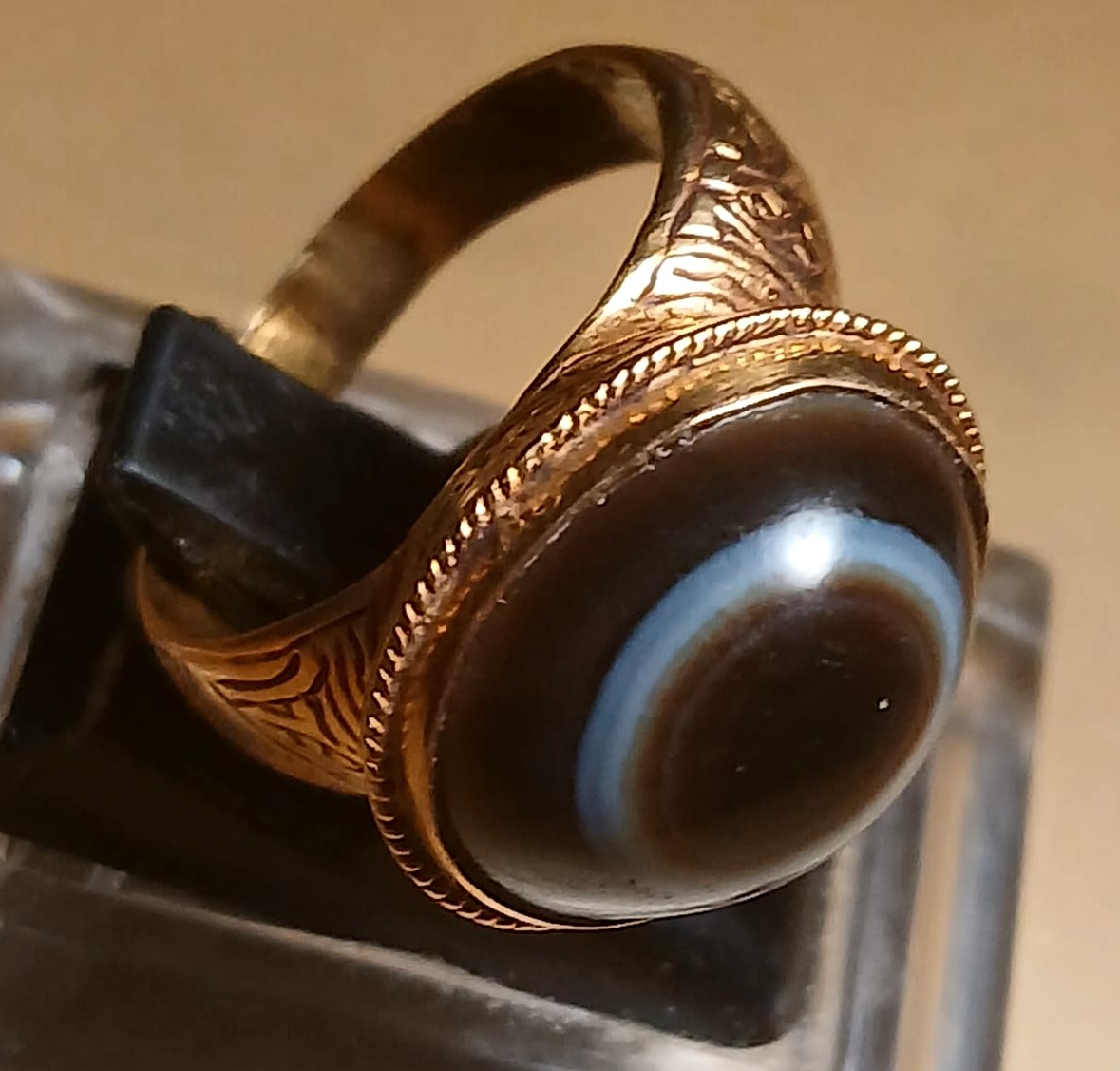 « Le Troisième Œil » : bague ésotérique arabo-normande en or et agate de l'époque frédérique.  -photo-1