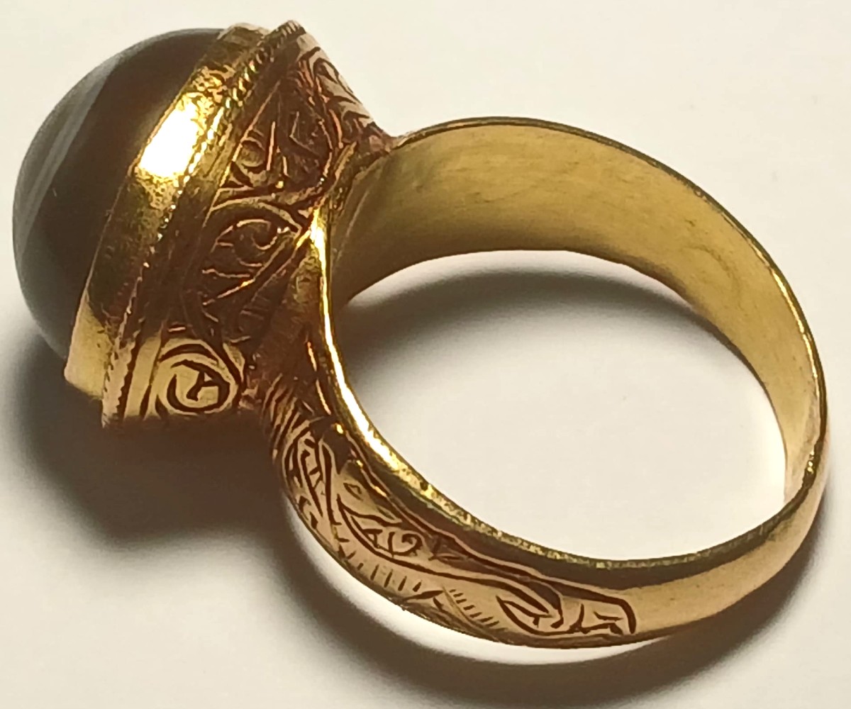 « Le Troisième Œil » : bague ésotérique arabo-normande en or et agate de l'époque frédérique.  -photo-3