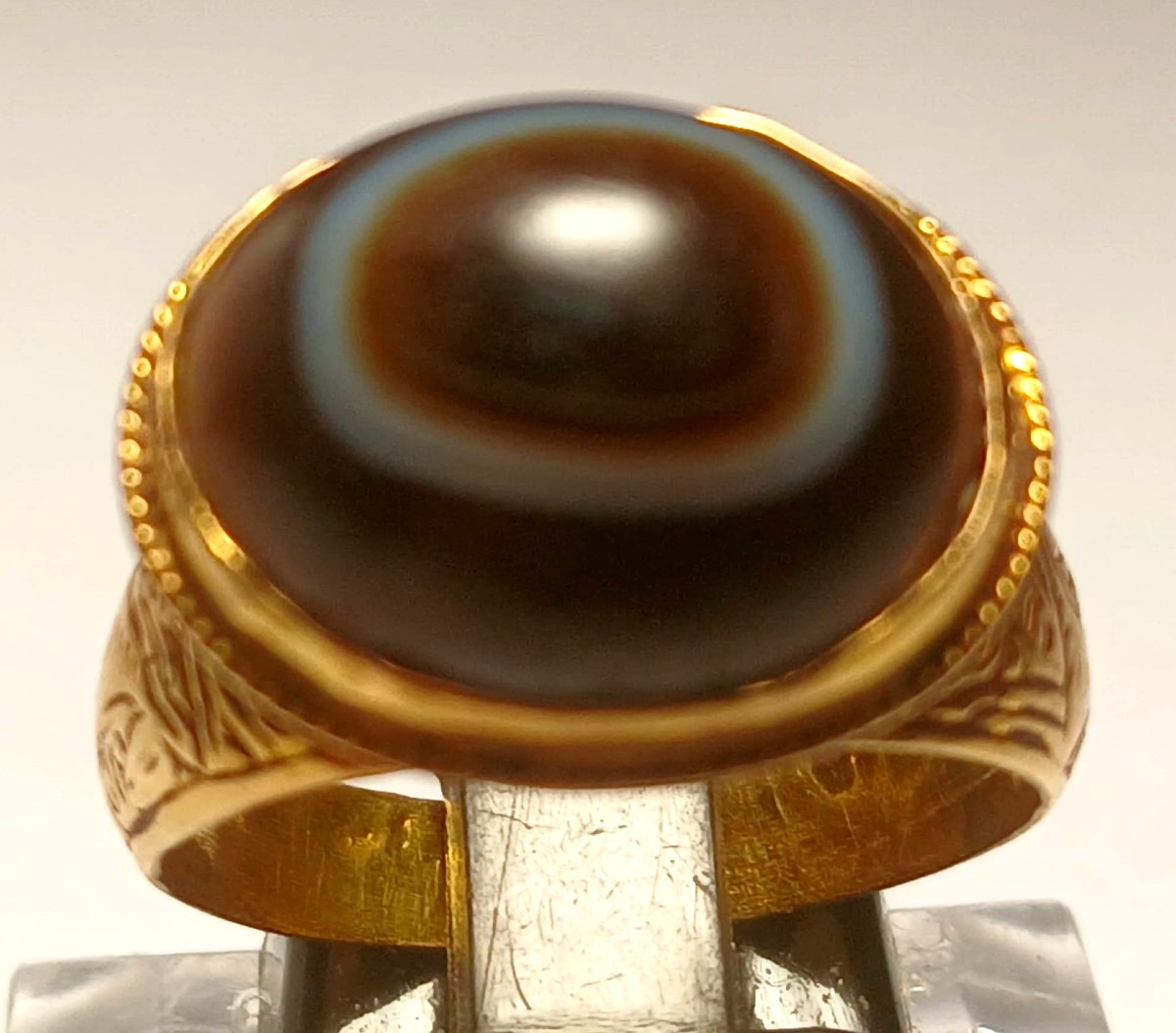 « Le Troisième Œil » : bague ésotérique arabo-normande en or et agate de l'époque frédérique.  