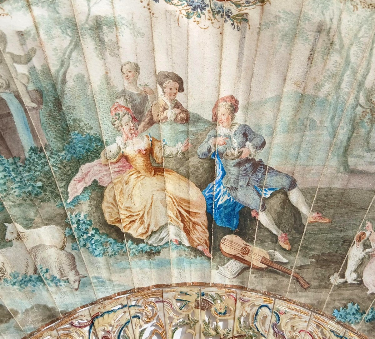  Éventail Louis XV peint sur peau de cygne dans le goût de Watteau. Baleines en ivoire sculpté.-photo-2