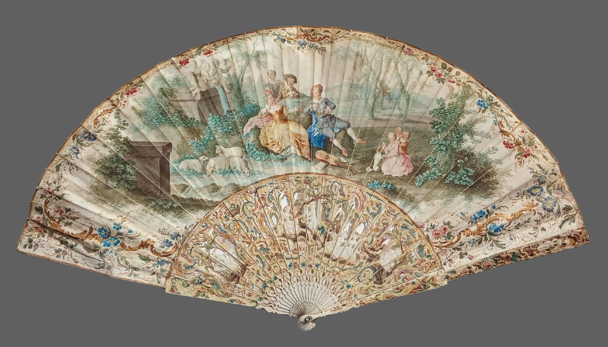  Éventail Louis XV peint sur peau de cygne dans le goût de Watteau. Baleines en ivoire sculpté.