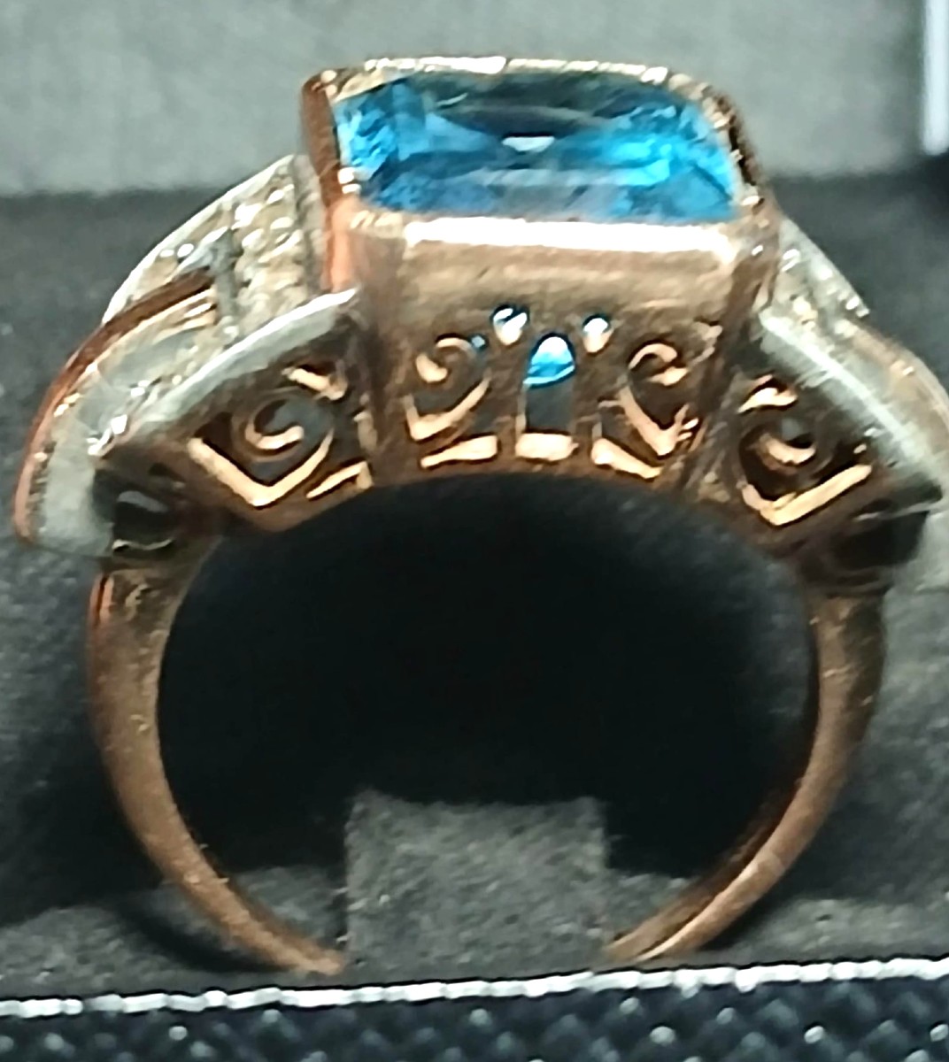 Art Deco Gold Ring With A Blue Topaz Set Among Diamonds. A 1930s Italian Design. Weight: 7.5g.-photo-2