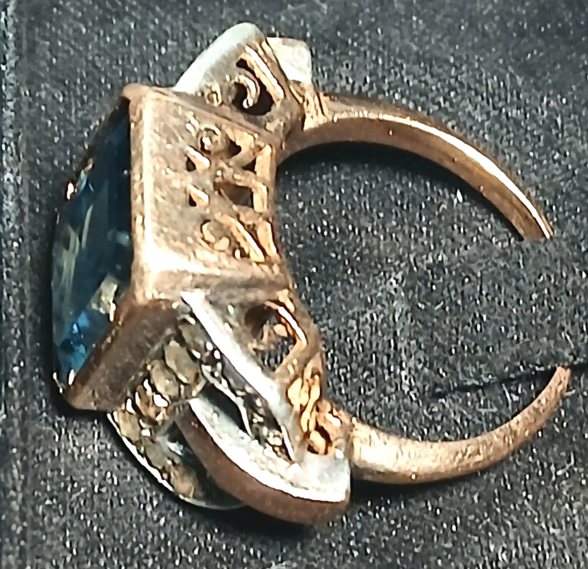 Art Deco Gold Ring With A Blue Topaz Set Among Diamonds. A 1930s Italian Design. Weight: 7.5g.-photo-4
